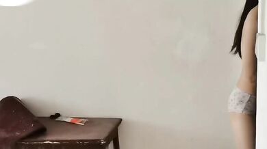 Một cô gái không mặc nội y nhặt đồ ăn mang về và yêu cầu người giao hàng chạm vào mình