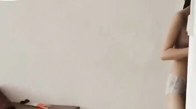 Một cô gái không mặc nội y nhặt đồ ăn mang về và yêu cầu người giao hàng chạm vào mình