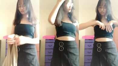 Người hộ tống Malaysia đeo kính cởi trần và chụp ảnh tự sướng