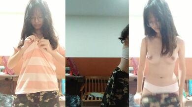 Người hộ tống Malaysia đeo kính cởi quần áo và mặc lại