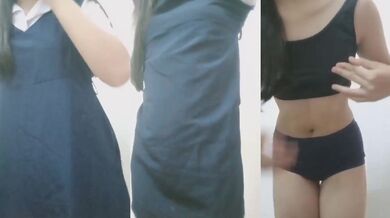 Người hộ tống Malaysia cởi đồng phục học sinh và chụp ảnh tự sướng