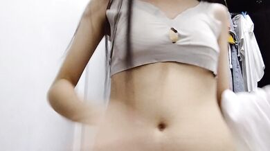 マレーシアのエスコートTHQが制服を脱いで自撮り