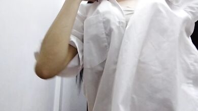 マレーシアのエスコートTHQが制服を脱いで自撮り