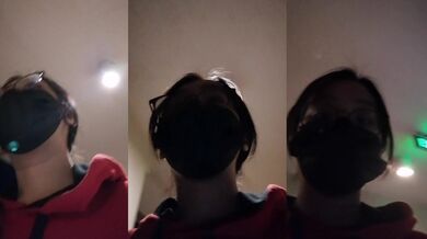 Nữ đồng nghiệp selfie và chạm vào mình