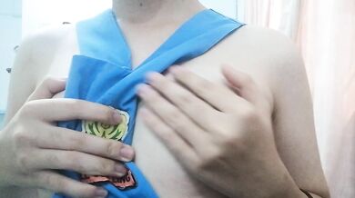 マレーシアのエスコートが胸を揉む自撮り