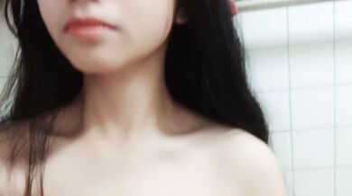 Cô gái nóng nảy với bộ ngực nhỏ ôm ngực