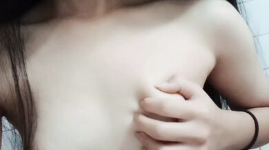 Cô gái nóng nảy với bộ ngực nhỏ ôm ngực