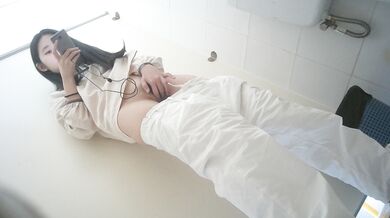 Bí mật quay phim người phụ nữ xinh đẹp thủ dâm trong khi xem phim trong toilet