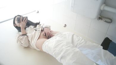 Bí mật quay phim người phụ nữ xinh đẹp thủ dâm trong khi xem phim trong toilet