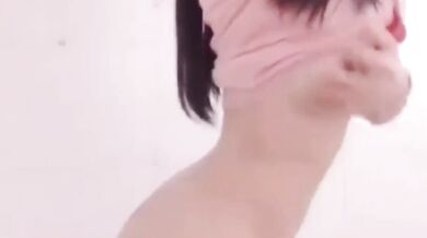 Đĩ Malaysia chụp ảnh tự sướng trong nhà vệ sinh nam và phơi bày bản thân