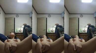 ベッドの上で裸になり、肛門にペンを挿入して接着して自慰行為をする