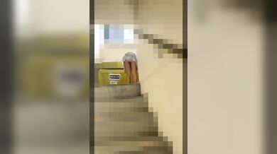 ゴミ出し若妻) 近所の奧さんの 、見上げるノーブラおっぱい①