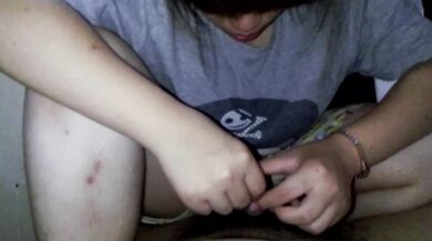 Cô gái dễ thương với cái đầu phẳng đã mong muốn từ lâu