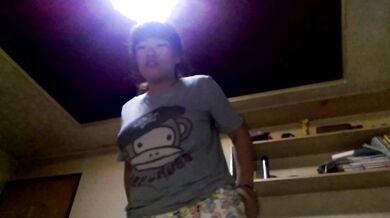 Cô gái dễ thương với cái đầu phẳng đã mong muốn từ lâu