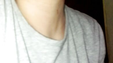 Cô gái dễ thương với cái đầu phẳng đã mong muốn từ lâu