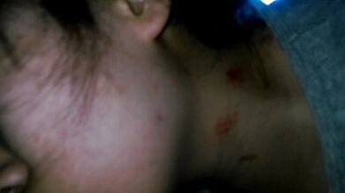 Cô gái dễ thương với cái đầu phẳng đã mong muốn từ lâu