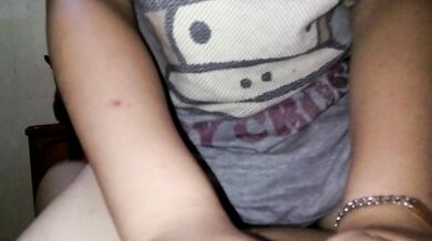 Cô gái dễ thương với cái đầu phẳng đã mong muốn từ lâu