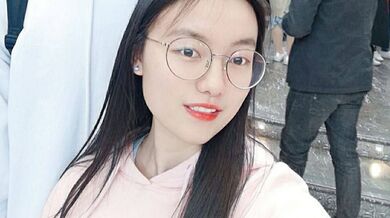 A slut wearing glasses is naked and chatting with her boyfriend