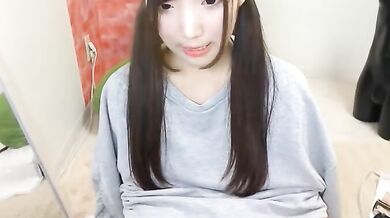 とっても可愛い日本の平たい頭の女の子がオンラインでオナニーする