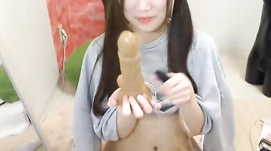 とっても可愛い日本の平たい頭の女の子がオンラインでオナニーする