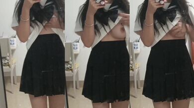 Cô gái JK titty để lộ âm hộ của mình trước gương