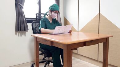 Bác sĩ xinh đẹp giúp lấy tinh trùng