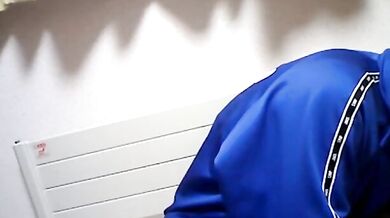 東京の少女がオンラインで巨乳を披露