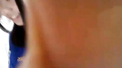 東京の少女がオンラインで巨乳を披露