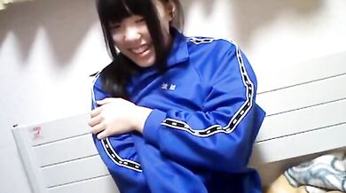 東京の少女がオンラインで巨乳を披露