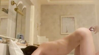 Lỗ đôi của em gái tôi bị bạn trai chơi bằng đồ chơi