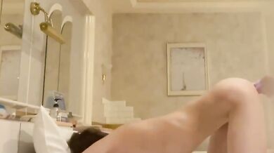 Lỗ đôi của em gái tôi bị bạn trai chơi bằng đồ chơi