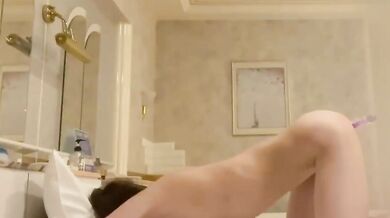 Lỗ đôi của em gái tôi bị bạn trai chơi bằng đồ chơi