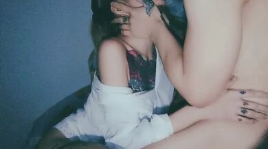 Em gái Singapore xăm mình giúp bạn trai lấy tinh trùng