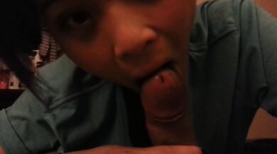 Cái miệng nhỏ nhắn của cô gái Singapore nổ tung để lấy tinh dịch