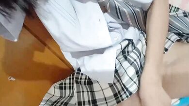 JKビッチが偽ペニスでオナニーして叫ぶ