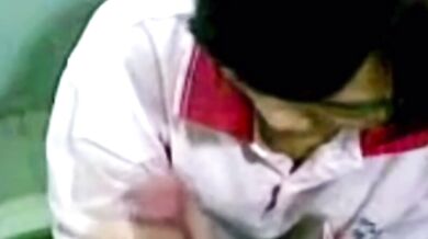 學生在廁所幫男友口交打手槍