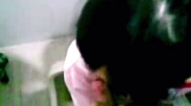 學生在廁所幫男友口交打手槍