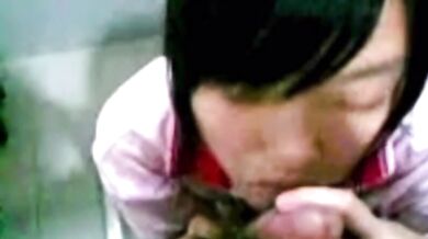 學生在廁所幫男友口交打手槍