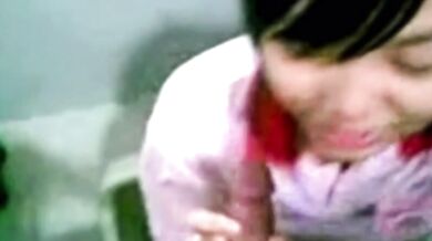 學生在廁所幫男友口交打手槍