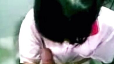 學生在廁所幫男友口交打手槍