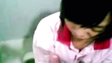 學生在廁所幫男友口交打手槍