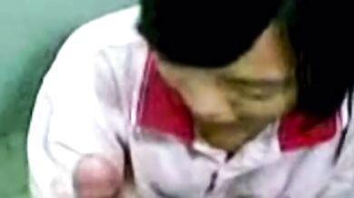 學生在廁所幫男友口交打手槍