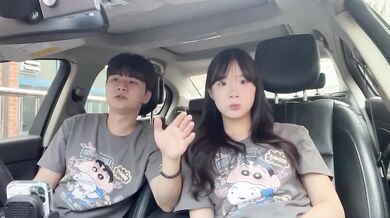 Tương phản cô gái dễ thương tán tỉnh trong xe