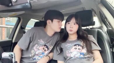 Tương phản cô gái dễ thương tán tỉnh trong xe