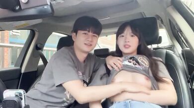 Tương phản cô gái dễ thương tán tỉnh trong xe