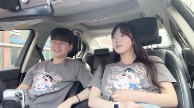 Tương phản cô gái dễ thương tán tỉnh trong xe