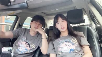 Tương phản cô gái dễ thương tán tỉnh trong xe