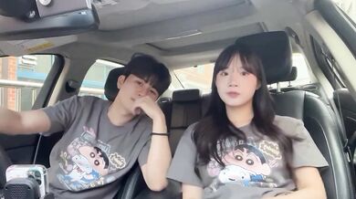 Tương phản cô gái dễ thương tán tỉnh trong xe