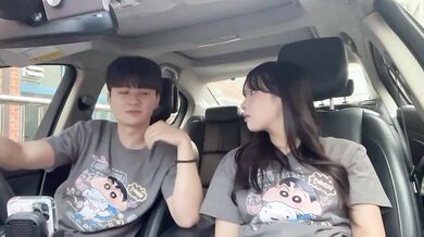 Tương phản cô gái dễ thương tán tỉnh trong xe