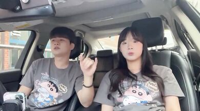 Tương phản cô gái dễ thương tán tỉnh trong xe